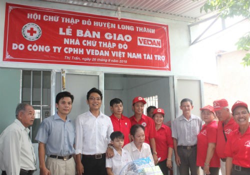 Đại diện Vedan tặng nhà tình thương cho ông Võ Văn An tại huyện Long Thành