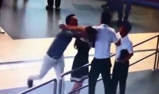 Hai hành khách hành hung nữ nhân viên hàng không tại sân bay Nội Bài ngày 19/10 vừa qua (ảnh cắt từ clip)