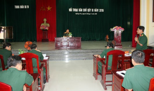 Đại tá Hà Thọ Bình - Sư đoàn trưởng - đối thoại trực tiếp với cán bộ, chiến sĩ Trung đoàn 19 (Sư đoàn 968)