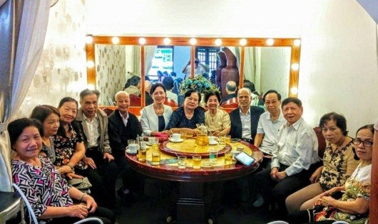 Nguyên Thứ trưởng Bộ GD-ĐT PGS-TS Trần Xuân Nhĩ (người ngồi thứ ba bên phải) cùng các cựu cán bộ giáo viên nhà trường