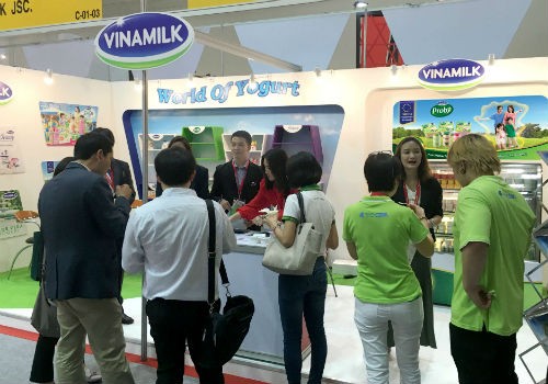 Gian hàng sữa chua với chủ đề "World of Yogurt" của Vinamilk nổi bật tại hội chợ Thaiflex và thu hút đông đảo sự chú ý, quan tâm của khách hàng, báo giới