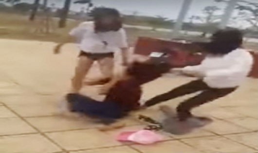 Một vụ nữ thanh niên bị đánh hội đồng đăng trên mạng (ảnh cắt từ clip)