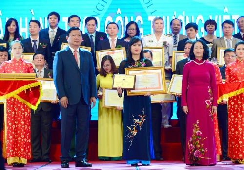 Bà Lê Như Hoa đón nhận Bằng khen của Thủ tướng Chính phủ và Giải thưởng “Doanh nghiệp vì Người lao động”