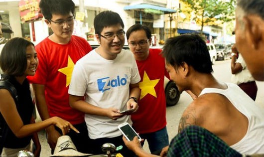Kỹ sư Zalo đang trò chuyện cùng một người lái xe thồ trên đường phố Yangon, Myanmar