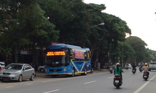 Xe khách của Hãng xe Việt Khánh dừng đón khách tại điểm bán vé trên đường Nguyễn Thái Học, TP Vinh