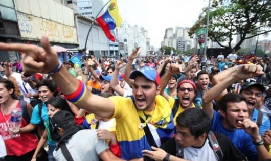 Suy giảm nguồn thu từ dầu buộc Venezuela phải dừng những chương trình xã hội, làm xói mòn sự ủng hộ từ cử tri