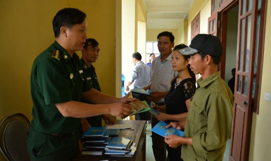 Bộ đội biên phòng Ninh Bình tuyên truyền, phổ biến pháp luật cho cán bộ, nhân dân. Ảnh: bienphong