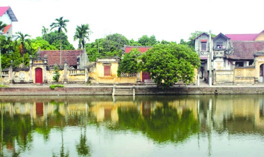 Hồ nước trong xanh trung tâm của làng