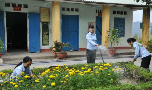Chị Nguyễn Thị Đức (đứng giữa) cùng chị em chăm sóc vườn hoa