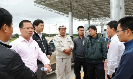 Phó Tổng Giám đốc Dương Hồ Minh (thứ 2, trái qua) tại hiện trường Dự án BOT Nam Bình Định