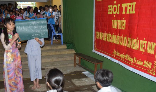 Một trong những tiểu phẩm dự thi tìm hiểu Ngày Pháp luật tại Trường THCS Nguyễn Văn Quy