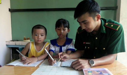 Giờ nghỉ, Thiếu úy Nguyễn Quốc Việt dạy kèm 2 học sinh