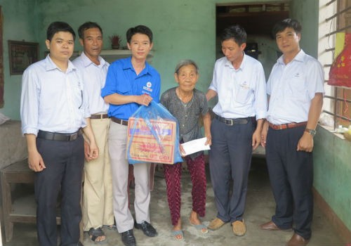 Đại diện EVNNPT thăm, tặng quà hộ bà Nguyễn Thị Thi ở Thị xã Ba Đồn, tỉnh Quảng Bình