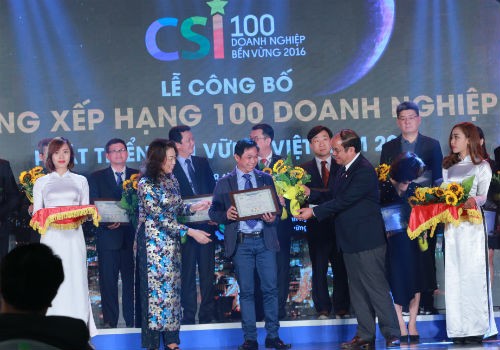 Ông Đoàn Đình Duy Khương - Phó Tổng Giám Đốc DHG Pharma nhận giải Top 100 Doanh nghiệp phát triển bền vững Việt Nam 2016