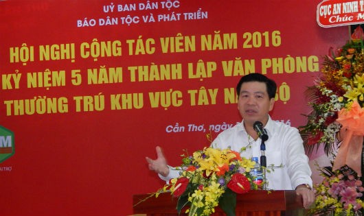 Thứ trưởng, phó Chủ nhiệm Ủy ban dân tộc Lê Xuân Hải phát biểu tại hội nghị