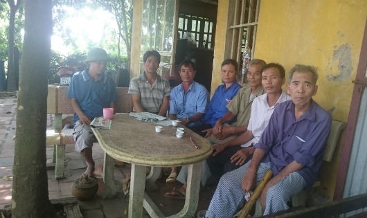 Một số người dân thôn Thái Lai trình bày sự việc