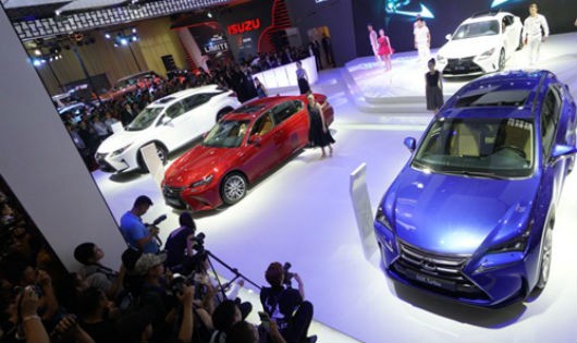 Bộ 3 mẫu xe Lexus mới sử dụng thế hệ động cơ tăng áp dung tích nhỏ 2.0 lít được giới thiệu ra thị trường tại triển lam Vietnam International Motor Show 2016 hồi cuối tháng 10