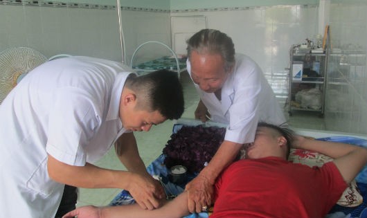 Bác sĩ Võ Tấn Hưng cùng nhân viên của trung tâm chăm sóc cho người bệnh (bác sĩ Võ Tấn Hưng bên phải)