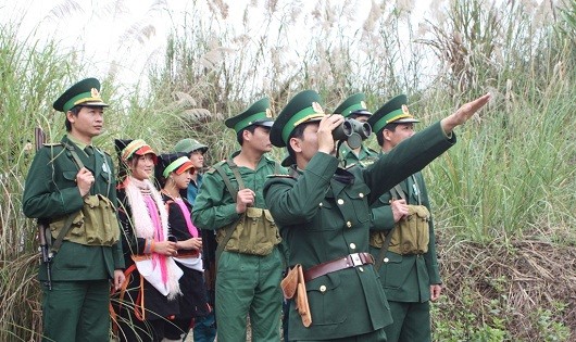 Bộ đội Biên phòng Lai Châu phối hợp cùng dân quân địa phương tuần tra biên giới