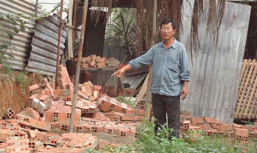 Không lập biên bản, không có quyết định cưỡng chế, nhưng các cán bộ TTĐT phường Long Bình vẫn phá hủy toàn bộ bức tường rào