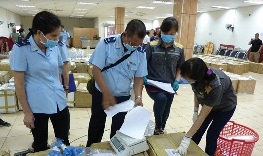 Cán bộ hải quan Hà Nội kiểm kê lô hàng thảo mộc chứa chất ma túy nhập lậu vào Việt Nam. Ảnh: Hải Anh
