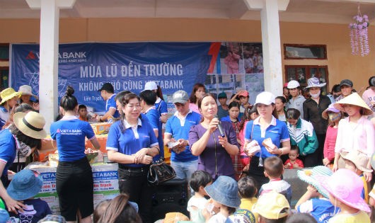 Cán bộ nhân viên VietABank trao quà tận tay trẻ em vùng lũ lụt Quảng Bình