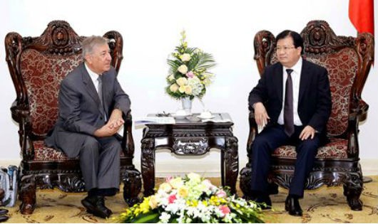 Phó Thủ tướng Trịnh Đình Dũng tiếp Cao ủy về Môi trường của EU Karmenu Vella đang thăm và làm việc tại Việt Nam. Ảnh: An Đăng - TTXVN