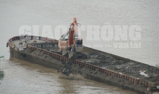 Tàu P.T0677 xả bùn thải xuống sông Hồng.   Ảnh: Tạp chí Giao thông vận tải
