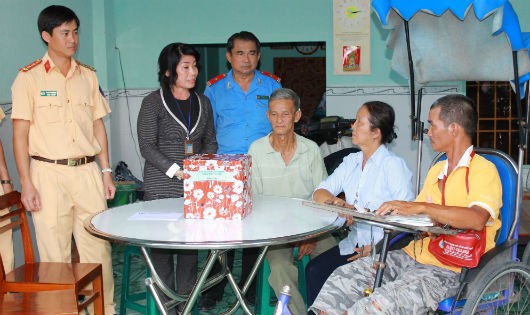 Bà Trần Thị Xuân- Phó Trưởng ban ATGT TP Cần Thơ (thứ 2 từ trái sang) 
đến thăm và tặng quà cho nạn nhân tai nạn giao thông
