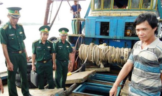 Bộ đội biên phòng bắt giữ tàu buôn lậu dầu