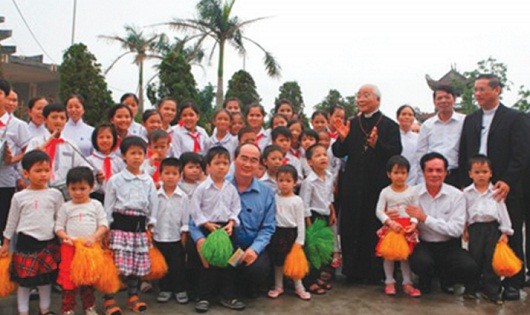 Chủ tịch Ủy ban Trung ương MTTQ Việt Nam Nguyễn Thiện Nhân đến thăm Cô nhi viện Thánh An - Bùi Chu năm 2015