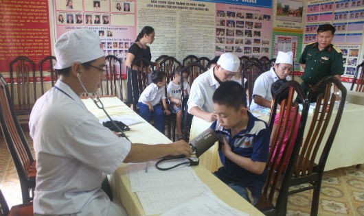 Đoàn cán bộ y, bác sĩ Tiểu đoàn 24 Quân y, Sư đoàn 968  (Quân khu 4) khám chữa bệnh, cấp phát thuốc miễn phí tại Trường Trẻ em khuyết tật tỉnh Quảng Trị