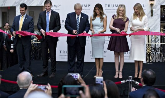 Ông Trump và vợ, con tại lễ khánh thành khách sạn mang tên ông ở Washington