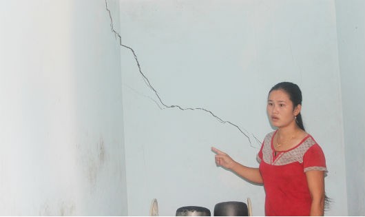 Nhiều nhà dân tại xã Nghi Thiết bị ảnh hưởng bởi việc nổ mìn khai thác đá làm trạm trộn của nhà máy xi măng Sông Lam