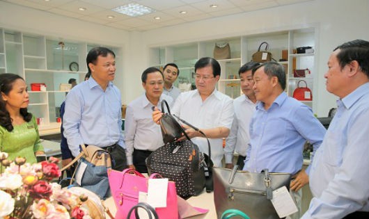 Phó Thủ tướng Trịnh Đình Dũng đi thăm Trung tâm Nghiên cứu và Phát triển của Công ty Giày Thái Bình. Ảnh: VGP/Xuân Tuyến