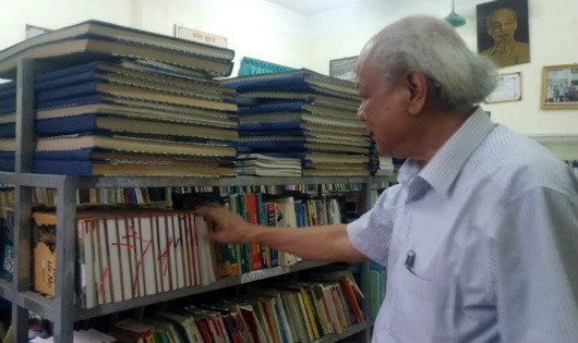 Ông Lương Văn Tăng, Chủ nhiệm thư viện Bình Vọng giới thiệu về thư viện thôn