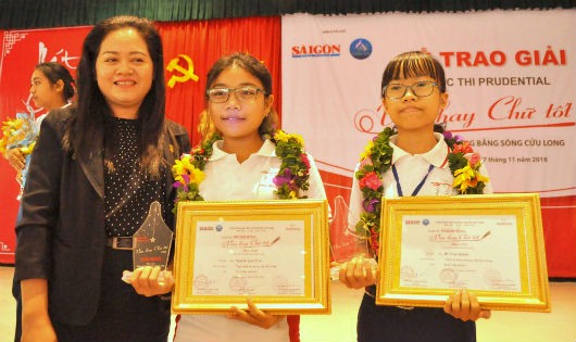 Hai thí sinh đạt giải nhất cuộc thi Văn hay chữ tốt ĐBSCL năm 2016