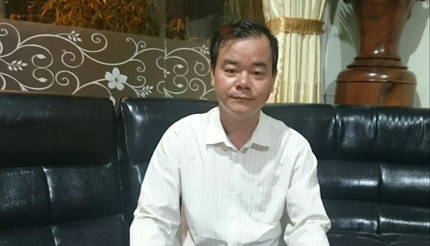 Luật sư Vũ Văn Biển trao đổi sự việc với phóng viên