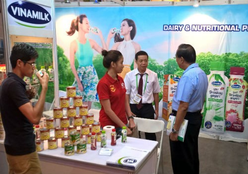 Đại diện Vinamilk giới thiệu đến người tiêu dùng Phillippines những sản phẩm sữa đặc & sữa chua uống được phát triển mẫu mã, hương vị theo khẩu vị địa phương