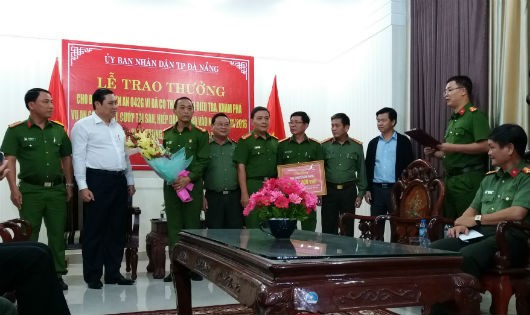 Chủ tịch UBND TP Đà Nẵng Huỳnh Đức Thơ khen thưởng