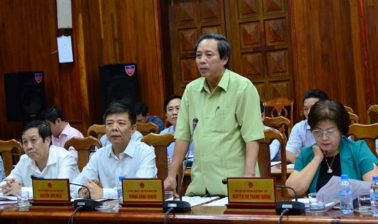 Tại cuộc họp hôm 19/11, Bí thư Tỉnh ủy Quảng Bình Hoàng Đăng Quang (đứng) cam kết tạo mọi điều kiện thuận lợi để EVN triển khai dự án