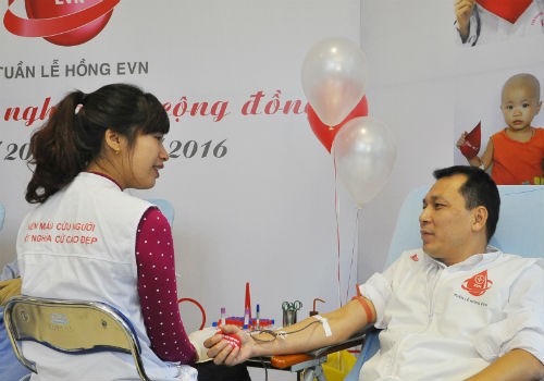 Tổng Giám đốc EVN Đặng Hoàng An (phải) hiến máu trong chương trình “Tuần lễ hồng EVN”