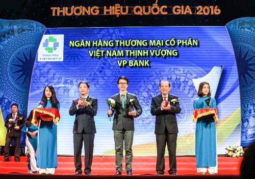 Đại diện VPBank (giữa) nhận Biểu trưng Thương hiệu Quốc gia