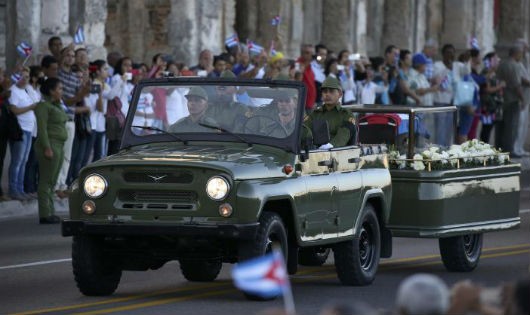 Người dân Cuba xếp hàng chờ xe tang đi qua. Ảnh: Reuters