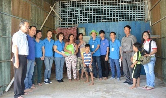 Đại diện Tập đoàn Novaland thăm gia đình được chọn trao nhà nhân ái tại xã Long Khánh A, huyện Hồng Ngự, tỉnh Đồng Tháp