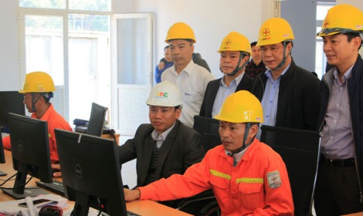 Phó Tổng Giám đốc EVNNPC Hồ Văn Tuấn (thứ 2, bìa phải) kiểm tra việc vận hành TBA 110kV Đồng Đăng (Lạng Sơn)