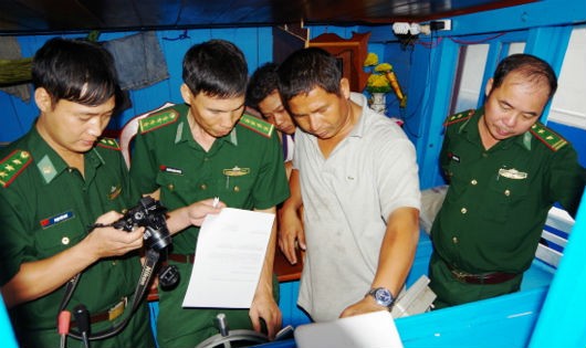 Bộ đội Biên phòng Bình Thuận kiểm tra hải trình của tàu BTh 99318TS