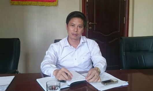 Ông Nguyễn Trung Dũng - Phó TGĐ Công ty Cổ phần XDCT 507 trao đổi sự việc với phóng viên
