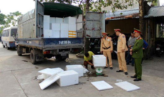 Lực lượng chức năng tiến hành kiểm kê hàng hóa bắt giữ được trên xe ô tô tải mang BKS 14P-0084. Ảnh Báo Công lý
