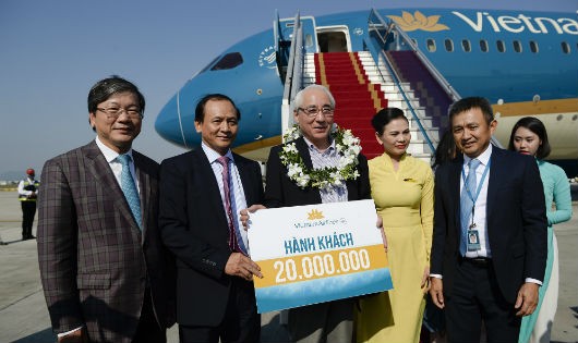 Lãnh đạo Vietnam Airlines và Thứ trưởng Nguyễn Nhật (trái qua) đón vị khách thứ 20 triệu